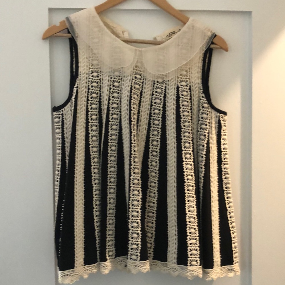 Adorable flowy top with collar.